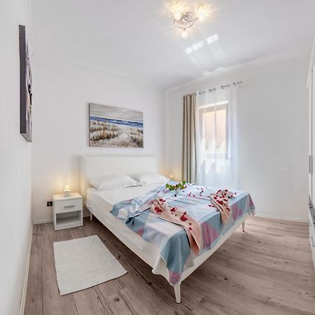 Charming House On The Beach And Deluxe Apartment Pula Habitación foto