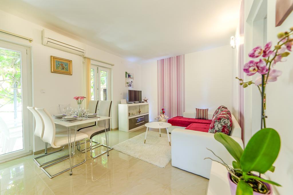 Charming House On The Beach And Deluxe Apartment Pula Exterior foto