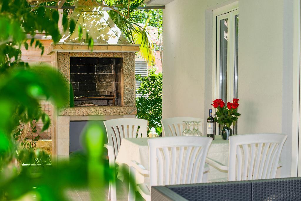 Charming House On The Beach And Deluxe Apartment Pula Exterior foto