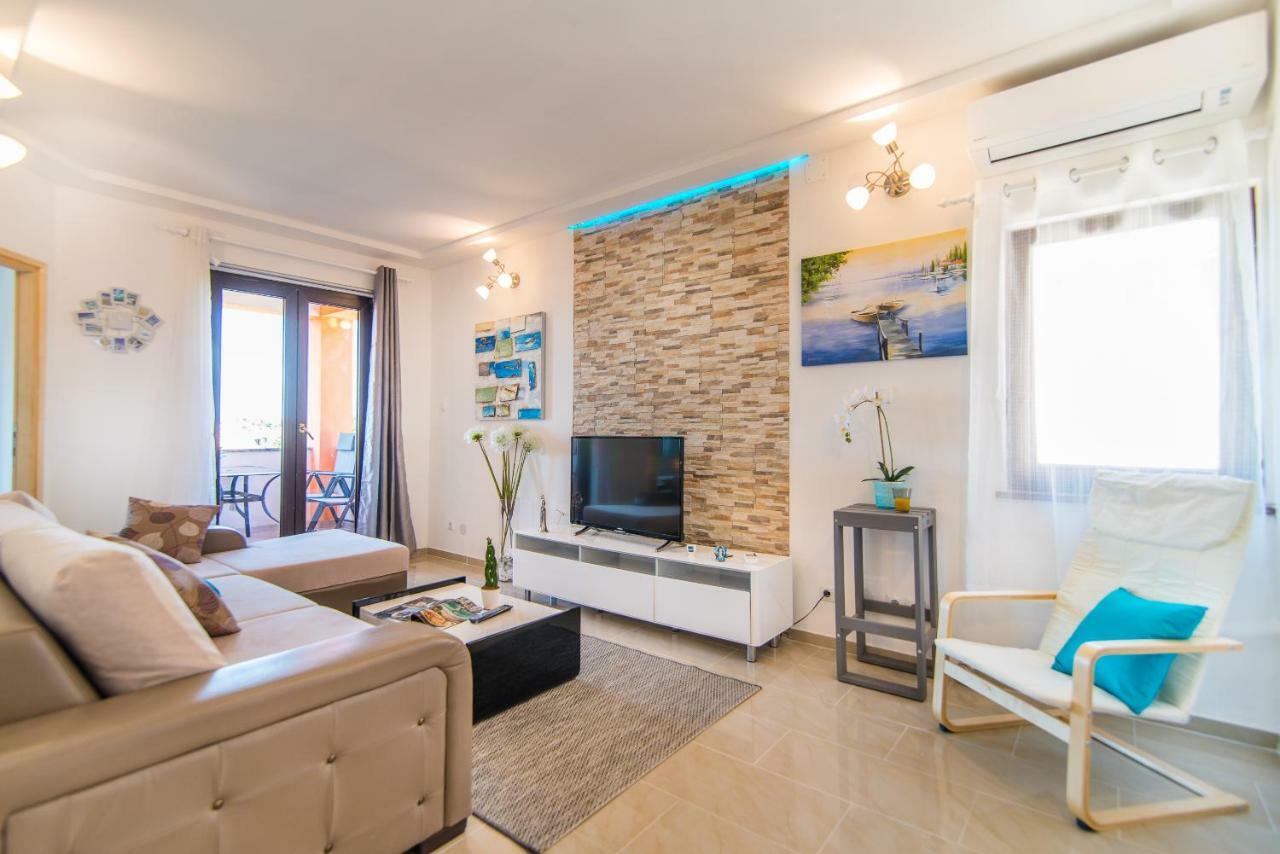 Charming House On The Beach And Deluxe Apartment Pula Exterior foto