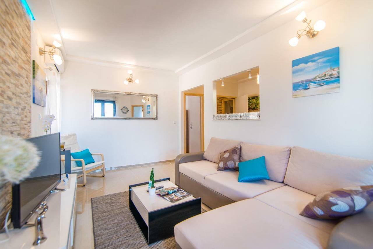 Charming House On The Beach And Deluxe Apartment Pula Exterior foto