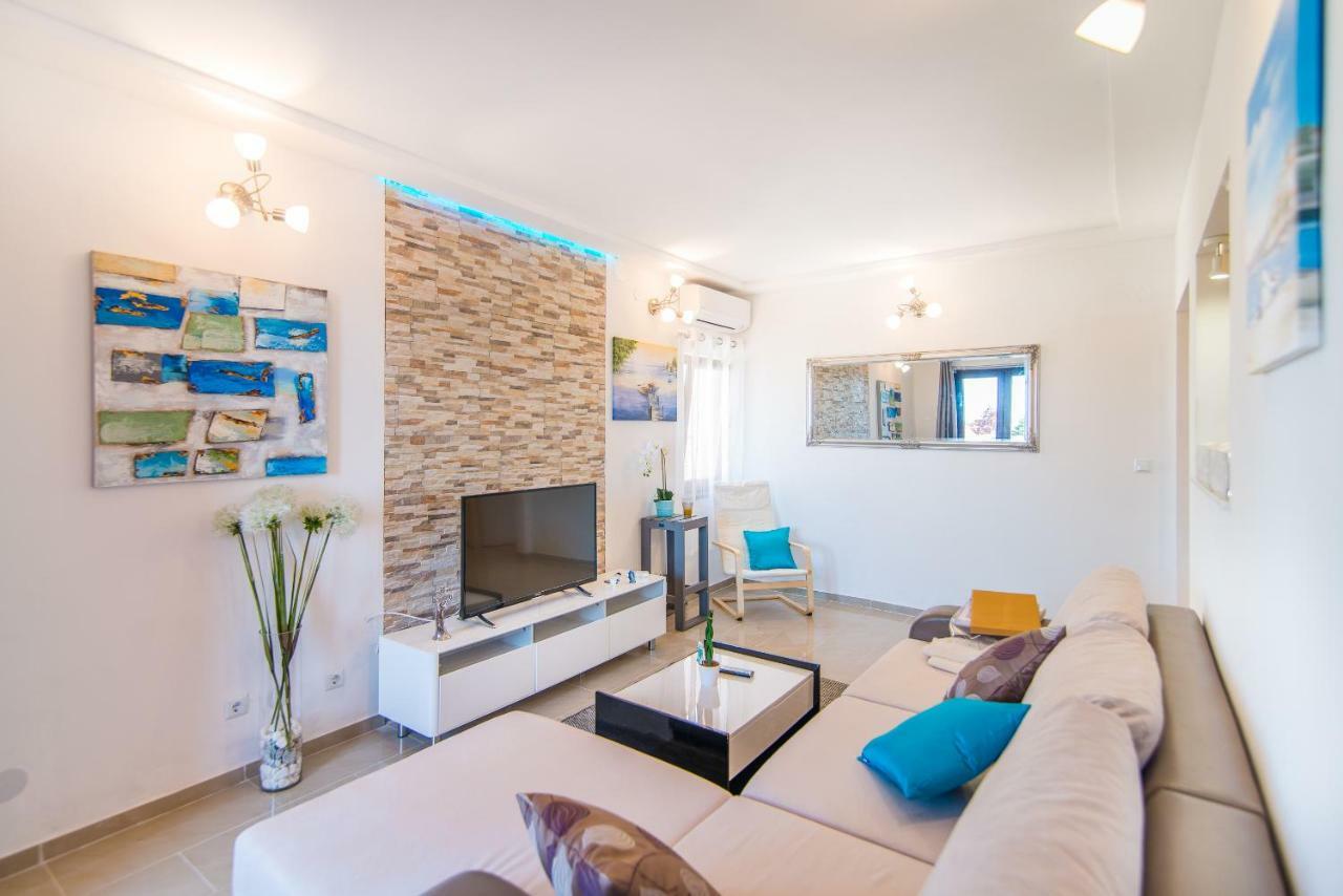 Charming House On The Beach And Deluxe Apartment Pula Exterior foto