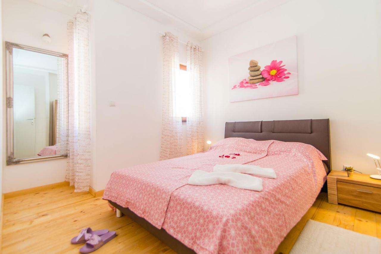 Charming House On The Beach And Deluxe Apartment Pula Exterior foto