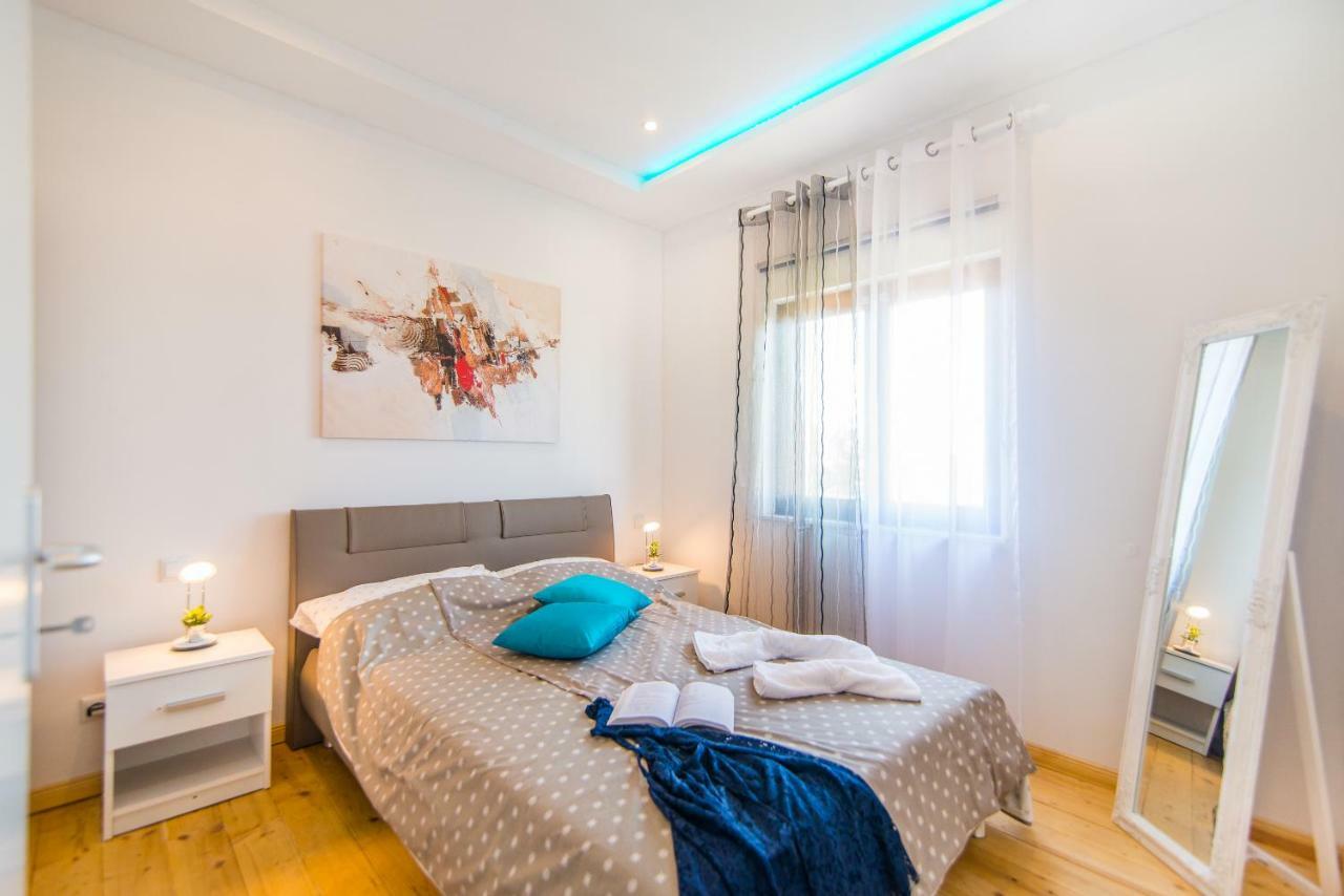 Charming House On The Beach And Deluxe Apartment Pula Exterior foto